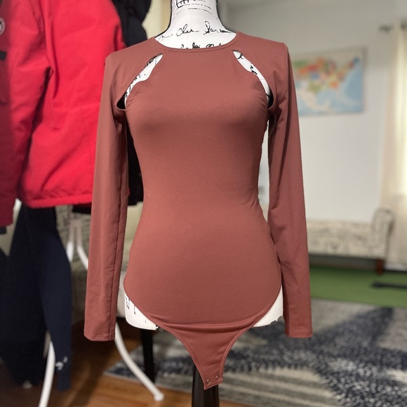 Like New Women’s Small Abercrombie & Fitch Seamless Ribbed Cutout Bodysuit Wine - Picture 3 of 12